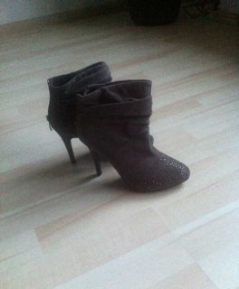 graue hohe stiefel mit glitzer