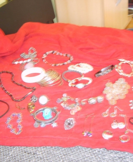 Modeschmuckset anzubieten! 