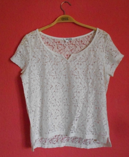 Schönes weißes Spitzenshirt