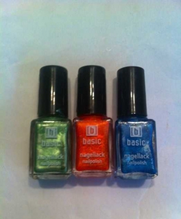 Nagellack in Grün, Orange und Blau