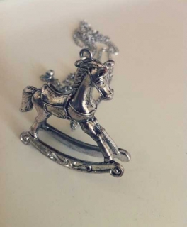 Silberner Schaukelpferd