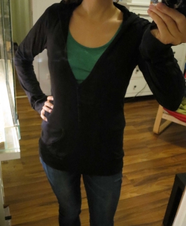 Dünner schwarzer Kapuzenpulli, Hoodie mit Knopfleiste und Bauchtasche