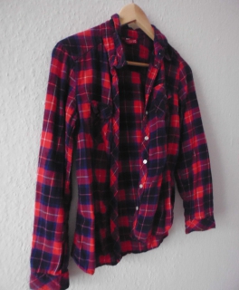 rot/blau kariertes Holzfällerhemd