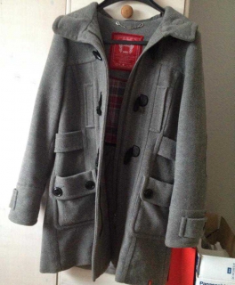 Schöner grauer Mantel Dufflecoat