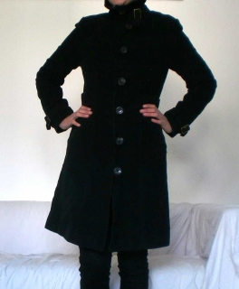 kuscheliger schwarzer Mantel