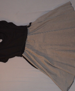 schwarzes Kleid mit  Karorock