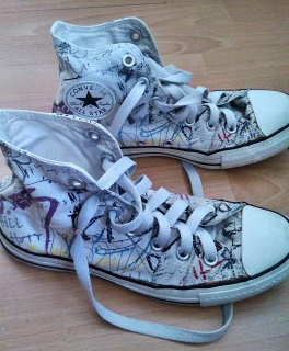 weiße Converse mit aufgedruckten Kritzeleien