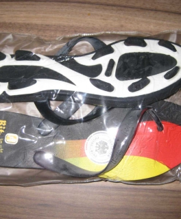 Witzige Bitburger Zehensandalen Badelatschen DFB mit Stollenprofil Gr. 38/39 neu