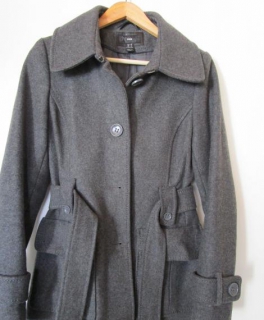 grauer halblanger Mantel