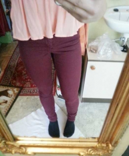 skinny Röhrenjeans in dunkelrot von ZARA Gr. 34