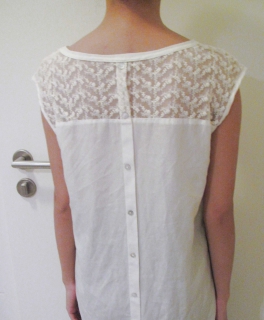 weiße Bluse mit Knöpfen hinten 