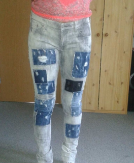 Jeans mit aufgenähten Flicken