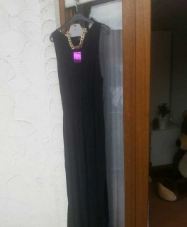 Neues schwarzes Maxikleid