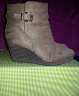 Neuwertige Keilabsatz Stiefeletten Gr.39 H&M beige