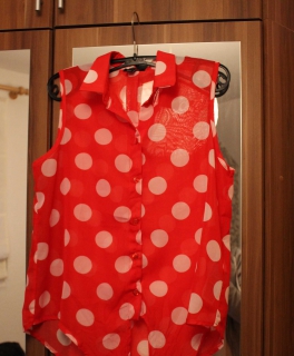 halbtransparente gepunktete Bluse bauchfrei