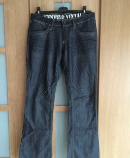 Dunkelblaue Jeans mit gelben Nähten, W30 L32
