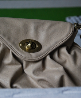 Beige Schultertasche mit goldenen Henkeln aus Australien