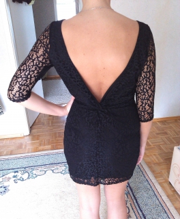 Schwarzes Kleid mit tiefem Rückenausschnitt