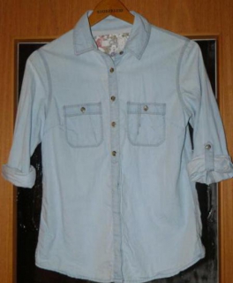 helle blaue Jeansbluse 