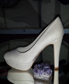 Neue Plateau Pumps Größe 35 beige