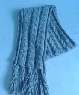 gestrickter Schal, beige, mit Fransen