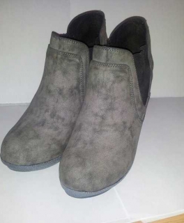 Graue Stiefeletten mit Absatz