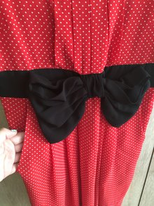 Punktekleid mit Schleife 