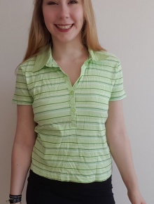 Grünes gestreiftes T-Shirt mit Hemdkragen