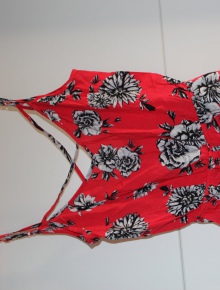 Roter kurzer Jumpsuit