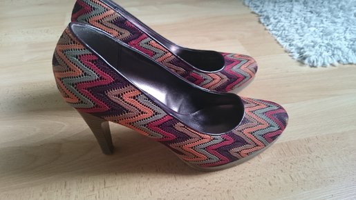 Bunte Pumps im Missonistil