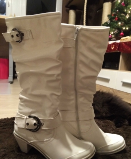 Weiße hohe Lederstiefel