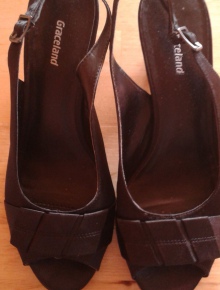 schwarze Slingbacks