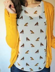 süße ärmellose Bluse mit Fuchsprint und goldenen Details