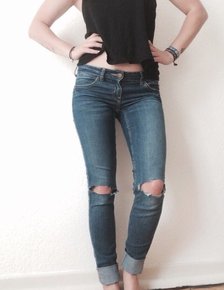 Blaue Jeans mit Löchern an den Knien selbstgemacht 