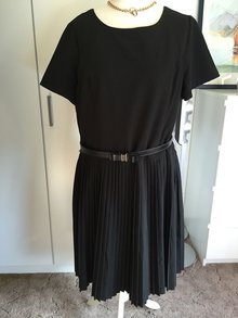 Kleines Schwarzes Plissee Kleid 