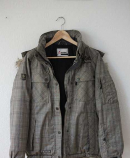 Ski-/ Snowboardjacke mit Fellkapuze