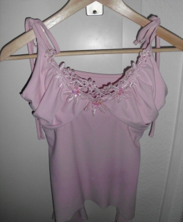 rosa shirt mit Perlenapplikationen  