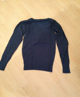 Dunkelblauer Pullover, Größe S