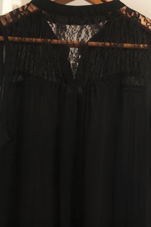 Lange Bluse mit Spitzenbesetzung