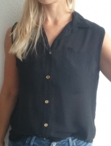 Schwarze Bluse mit goldenen Knöpfen
