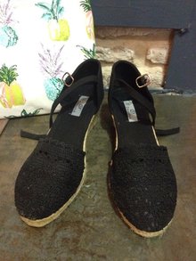 Schwarze Keilsandalen Häkelstoff