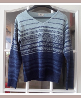 Weiß-blau gestreifter Pullover mit V-Ausschnitt von Gina Benotti Gr. 38 / S