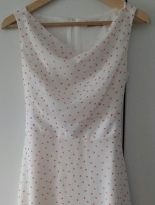 Weißes Kleid mit roten punkten