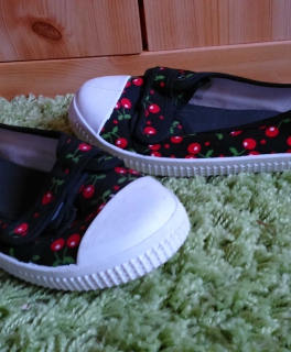 neue Ballerinas in schwarz mit roten Kirschen