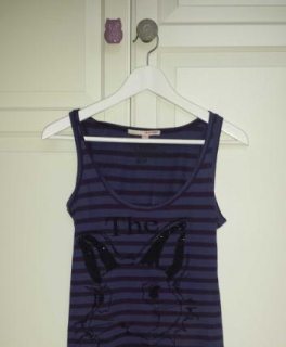 lila gestreiftes Top mit süßem Hasen