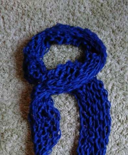 riesiger gestrickter (grobstrick) Schlauchschal, XXL-Schal in dunkelblau