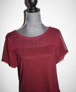 rotes halbtransparentes T-shirt