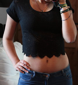 Crop Top aus schwarzer Spitze von Monki