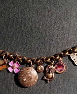 verspieltes Armband mit verschiedenen Teilen