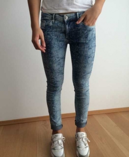 Jeans in Schlangenoptik